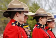 Mientras Francia prohibe el burkini, Canadá aprueba el hiyab en sus uniformes