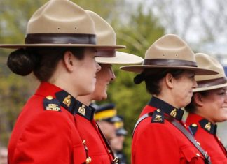 Mientras Francia prohibe el burkini, Canadá aprueba el hiyab en sus uniformes