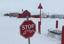 Canadá: Qué significan estos extraños signos en las señales de tráfico