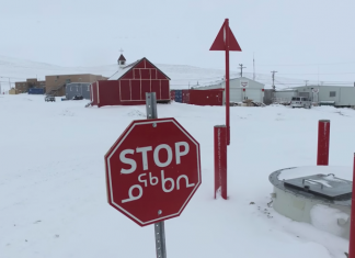 Canadá: Qué significan estos extraños signos en las señales de tráfico