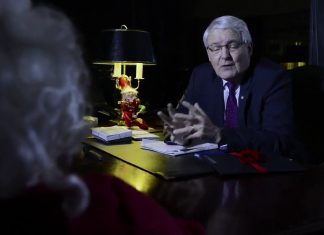 Video: Papá Noel renueva su licencia de vuelo en Canadá