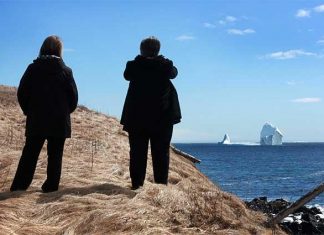 Se “pierde” espectacular iceberg que atrajo cientos de visitantes a Canadá