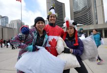 Videos: Batalla de almohadas en Canadá