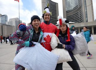 Videos: Batalla de almohadas en Canadá