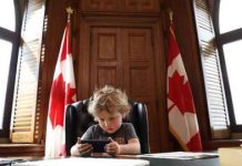 Hijo menor de Justin Trudeau se divierte como primer ministro de Canadá