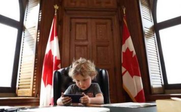 Hijo menor de Justin Trudeau se divierte como primer ministro de Canadá