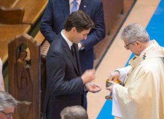 Escándalo en Canadá porque Justin Trudeau recibió la Comunión