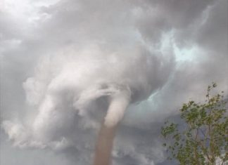 Canadá: la increíble foto del hombre que “desafió” a un tornado y se puso a cortar el césped