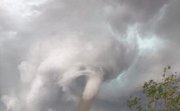 Canadá: la increíble foto del hombre que “desafió” a un tornado y se puso a cortar el césped