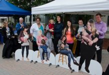 Canadá: Colocan imágenes de madres amamantando para normalizar la lactancia