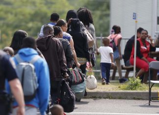 Cientos de personas siguen huyendo de Estados Unidos para venir a Montreal – Canadá