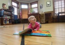 Biblioteca es atravesada por una cinta negra en la frontera de Canadá