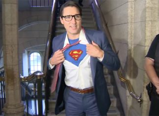 Video: Justin Trudeau se disfrazó de Superman para Halloween