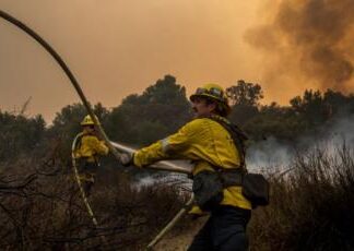 California pide ayuda a Australia y Canadá ante la oleada de incendios