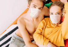 Jefa de la oficina de Salud Pública de Canadá recomienda usar mascarilla durante relaciones sexuales para evitar covid-19