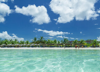 Turistas canadienses retoman sus vacaciones y parten a Cuba