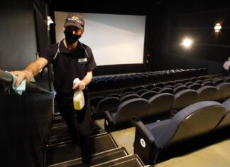 Cines en Canadá reabren tras un año de estar cerrados por la pandemia