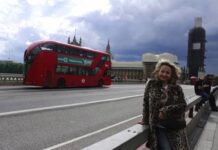 Cambiando etiquetas Cambiando etiquetas Mujer sin Equipaje