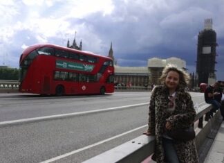 Cambiando etiquetas Cambiando etiquetas Mujer sin Equipaje