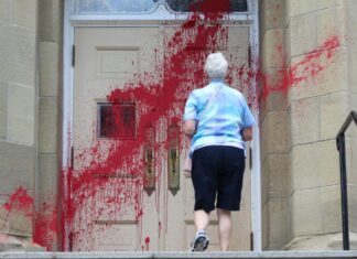 Aumentan ataques a iglesias en Canadá tras el hallazgo de tumbas niños indígenas