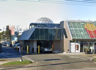 Hombre muere tras ser aplastado por su propio coche en Canadá