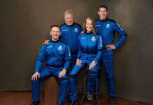 El multimillonario Jeff Bezos llevó al Capitán Kirk al espacio Tripulación del New Shepard - Blue Origin