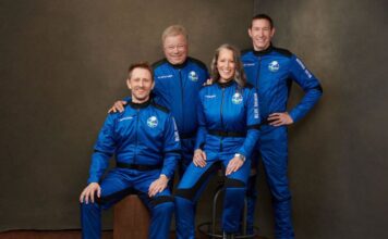 El multimillonario Jeff Bezos llevó al Capitán Kirk al espacio Tripulación del New Shepard - Blue Origin