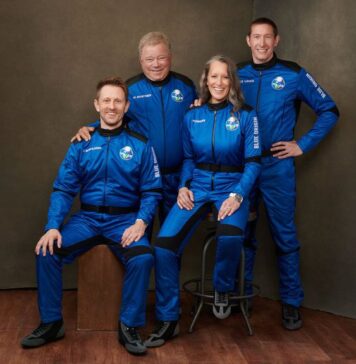 El multimillonario Jeff Bezos llevó al Capitán Kirk al espacio Tripulación del New Shepard - Blue Origin