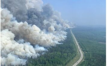Canadá: Lluvia y humo, ayudan a combatir incendios forestales